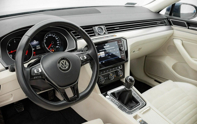 Volkswagen Passat cena 68450 przebieg: 159906, rok produkcji 2017 z Jarosław małe 704